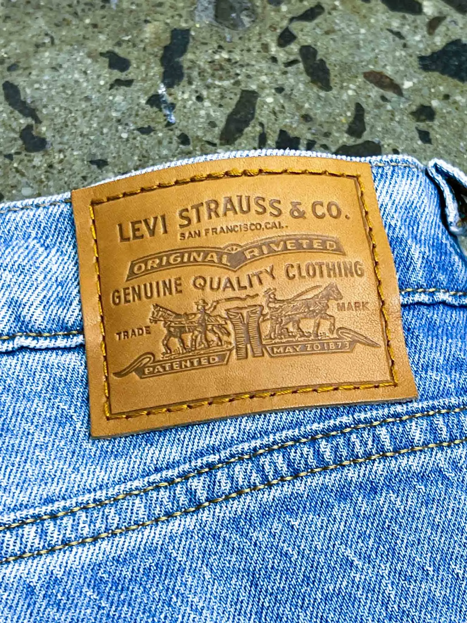 Size 40 | Levi's Light Wash Blue Ribcage Straight Ankle Jeans